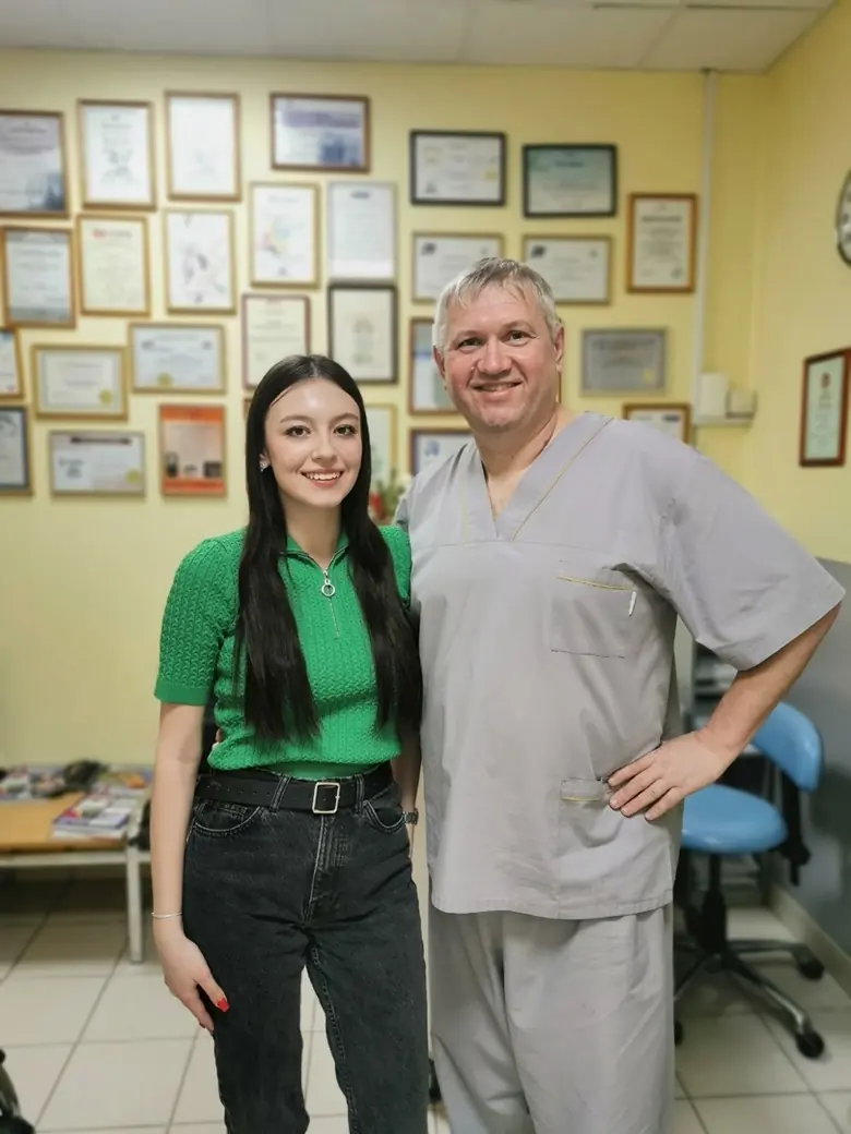 Врач клиники «Улыбка» с пациенткой